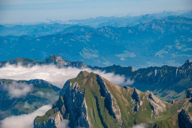 İsviçre 'deki Schwagalp dağ geçidindeki Santis dağının güzel bir manzarası.