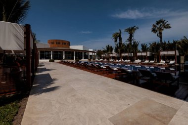 Paracas, Peru 'daki Marriott Plaj Oteli' nin havuz kenarında.