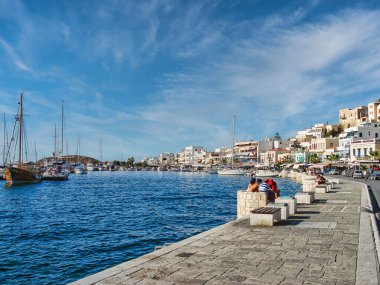 Yunanistan 'ın Naxos kentinin binalarıyla güneşli sahilin güzel bir görüntüsü