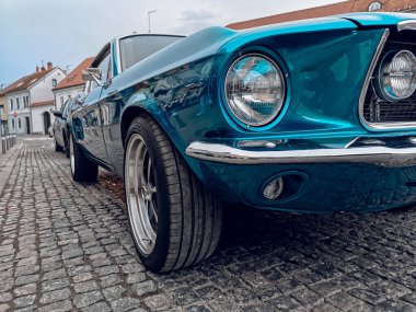 Hırvatistan 'ın Samobor kentinde bir sokakta park etmiş mavi bir Ford Mustang gt 390' ın düşük açılı görüntüsü