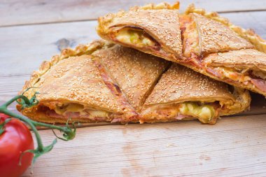 Geleneksel turta, ahşapla kaplanmış pizza.