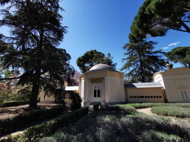 El Capricho parkındaki güzel bir bahçedeki tek katlı bir binanın alçak açılı görüntüsü.