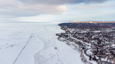 Karlı bir günde şehrin havadan görünüşü