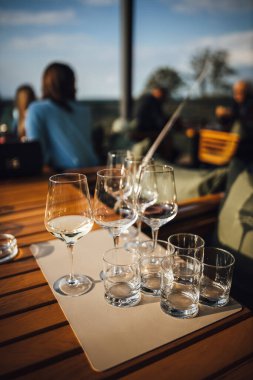 Tahta masadaki farklı içecekler için özel bir bardak.