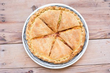 Kaplanmış pizza, aromatik tereyağı ve ince unla kaplanmış, bu puf böreği pizzanın tüm lezzetini ve tadını içeriyor.