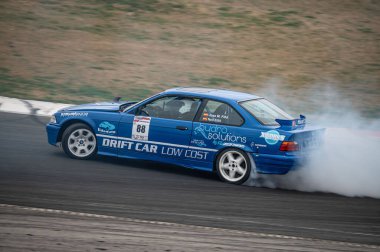 Mavi Bmw E36 Navarra pistinde sürükleniyor