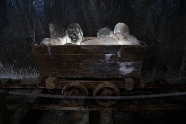 Tahta bir tramvaya yüklenmiş beyaz tuz taşlarının yakın çekimi.