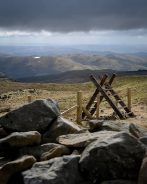 Pumlumon Fawr, Galler 'in zirvesine yakın bir yerde dikey bir stil atışı.