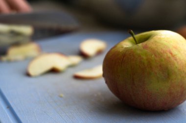 Elmayı doğrama tahtasına yakın çekim.