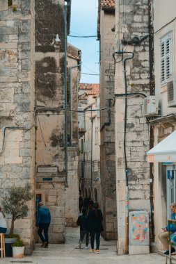 Hırvatistan 'ın Split kentinde dar bir caddenin dikey çekimi