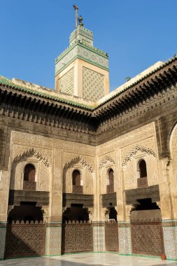 Fes 'in eski Medine' sindeki Madrasa Bou Inania minaresi.