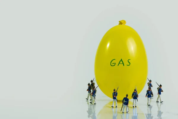 Een Groep Gewapende Soldaten Bewaakt Een Gasballon Concept Kostbaar Begeerd — Stockfoto