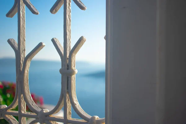 Eine Nahaufnahme Eines Weißen Eisernen Fenstergrills Mit Blick Auf Santorin — Stockfoto