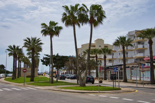 Obrázek Ukazuje Ulici Coma Mallorca Palmami Supermarket Auta — Stock fotografie