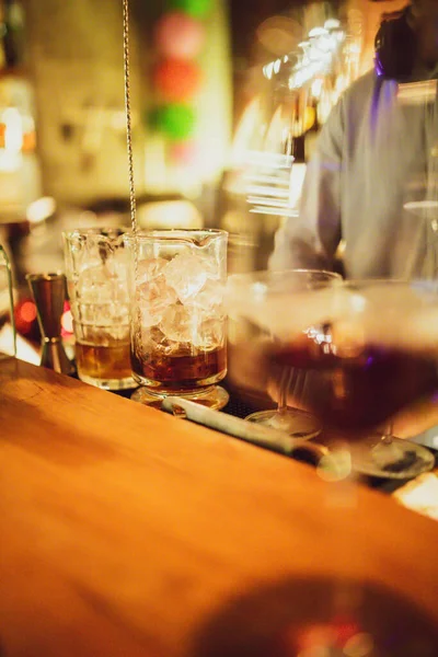 Een Verticale Shot Van Iced Alcoholische Dranken Grote Glazen Bekers — Stockfoto