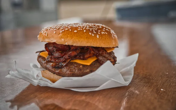 Pastırma Çizburger Peçetede Masada Susamlı Hamburger Ekmeği — Stok fotoğraf