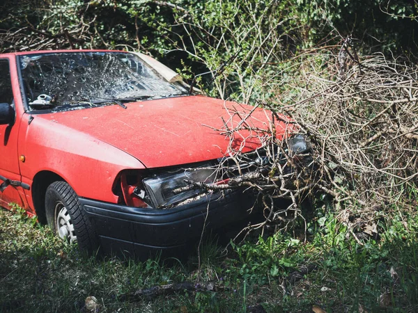 Een Rode Kapotte Auto Gevonden Verborgen Natuur — Stockfoto