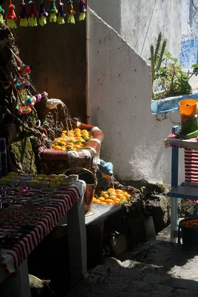 Vertikal Bild Färska Frukterna Vattnet Utomhusbutik Marocko Chefchaouen — Stockfoto