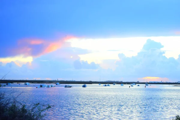 Een Schilderachtig Uitzicht Een Blauw Meer Tijdens Een Prachtige Zonsondergang — Stockfoto