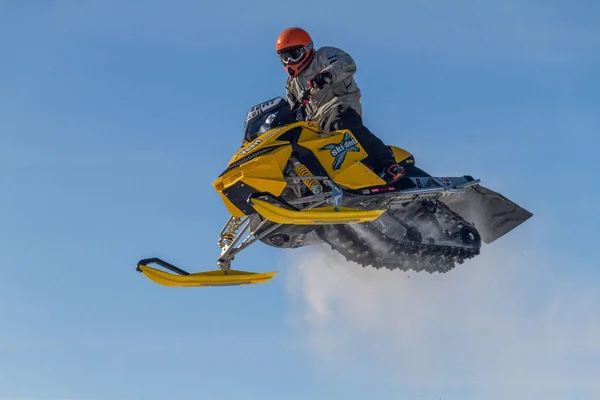 雪地摩托车手在跑道上方跳得很高 在雪地摩托车上 一个运动员 今天是冬季比赛的阴天 雪地里的汽车运动 — 图库照片