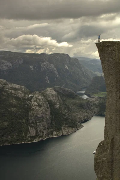 Disparo Vertical Hombre Parte Superior Pulpit Rock Preikestolen — Foto de Stock