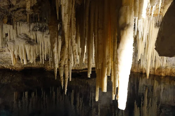 Stalactites Reflétant Dans Lac Souterrain Marée Grotte Calcaire Concept Mystère — Photo