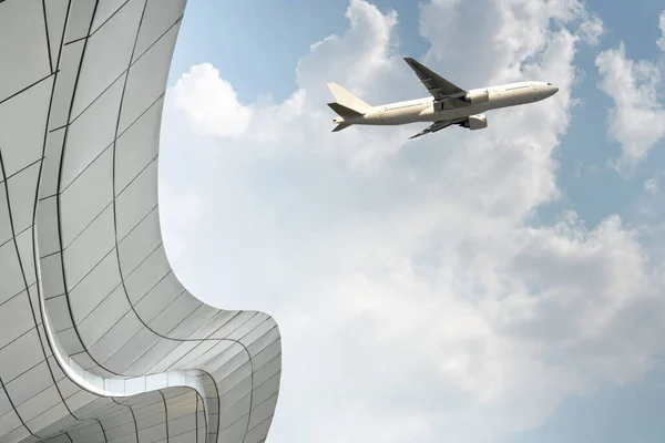 Letadlo Létat Obloze Okrajem Moderní Budovy Prázdnou Oblačnou Oblohou — Stock fotografie
