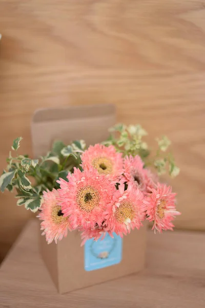 Seletivo Flores Rosa Gerbera Margarida Uma Caixa — Fotografia de Stock