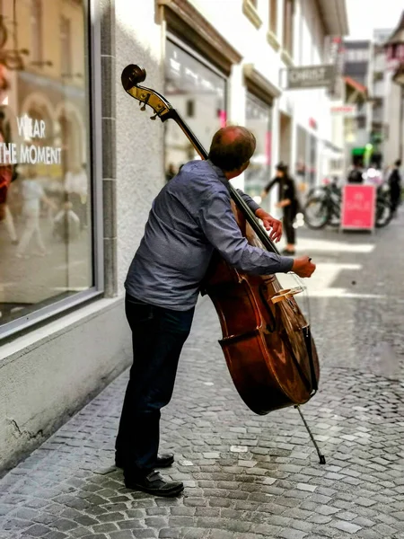 Die Vertikale Aufnahme Eines Erwachsenen Mannes Der Auf Der Straße — Stockfoto