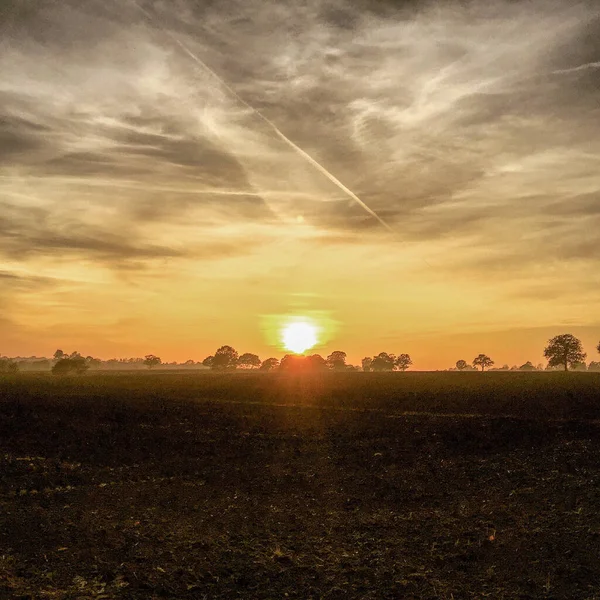 Una Vista Panorámica Puesta Sol Naranja Sobre Campo — Foto de Stock