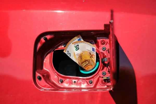 Zavřít Dvě Padesátky Eurobankovek Otevřené Palivové Nádrži Červeném Autě Zvýšení — Stock fotografie