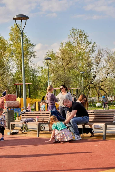 Egy Csapat Felnőtt Gyerek Egy Pad Körül Rataje Parkban Egy — Stock Fotó