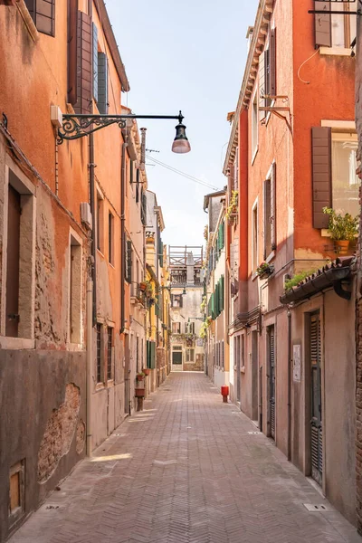 Vue Verticale Une Rue Étroite Avec Vieux Bâtiments Résidentiels Venise — Photo