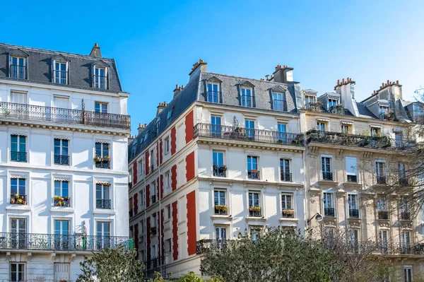 Париж Типовий Фасад Вікна Гарний Будинок Старими Цинковими Дахами — стокове фото
