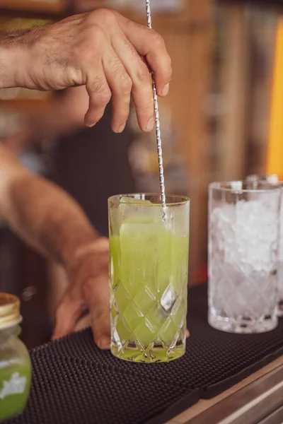 Vertikale Aufnahme Eines Barkeepers Der Einem Pub Eisgekühlte Erfrischende Cocktails — Stockfoto
