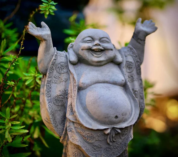 Een Close Shot Van Gelukkig Boeddha Standbeeld Met Handen Omhoog — Stockfoto