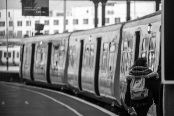 Černobílý Záběr Mladé Dívky Samotné Batohem Zádech Nastupující Vlaku — Stock fotografie