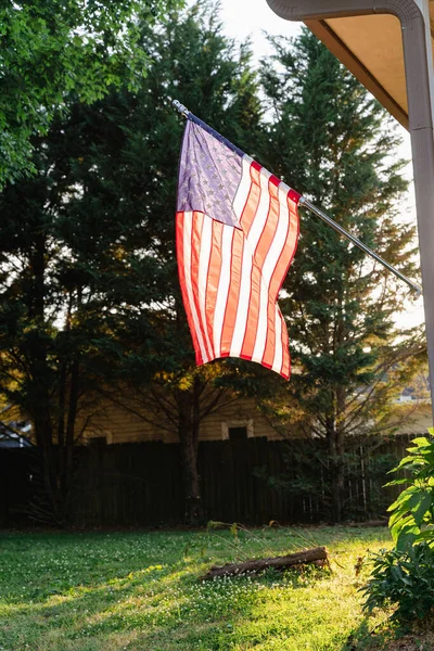 Μια Αμερικανική Σημαία Ένα Κοντάρι Που Κυματίζει Στον Άνεμο — Φωτογραφία Αρχείου