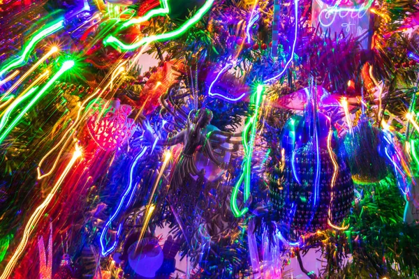 Primer Plano Ramas Árbol Navidad Decoradas Con Juguetes Luces Colores — Foto de Stock
