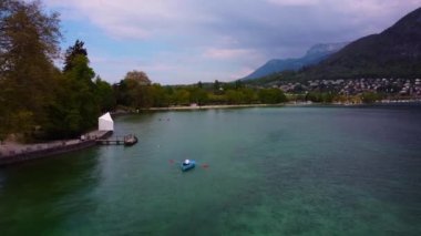 Annecy Gölü 'nden Albigny sahiline giden küçük bir tekne.