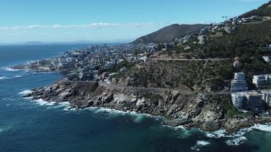 Gün ışığında güzel bir dağ manzarası