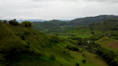 Gün ışığında güzel bir dağ manzarası