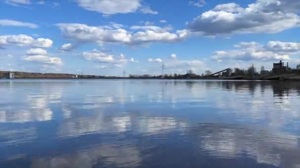 地平線の水と風景の中に美しい反射の近い川 — ストック動画