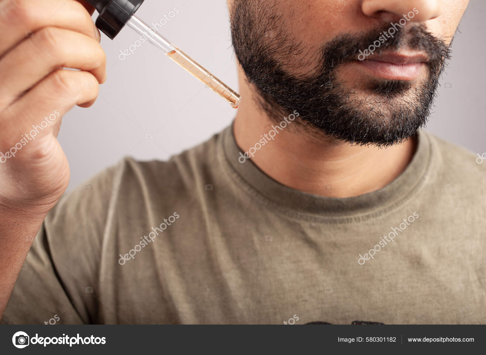 Vista Close Homem Segurando Conta Gotas Cheio Minoxidil Vai