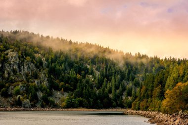 Gölün kenarındaki orman dağları günbatımına karşı Lac Blanc, Vosges, Fransa 'da