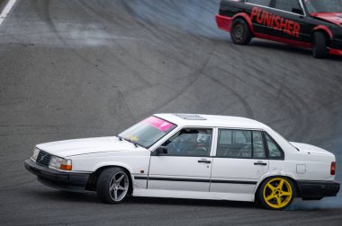 Volvo 940 yarış pistinde sürükleniyor.