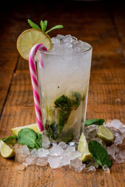 Şekerle süslenmiş klasik bir limonatanın dikey yakın çekimi..