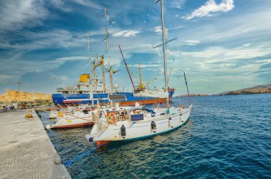 Yunanistan 'ın Folegandros adasındaki Karavostasi rıhtımında güzel bir tekne görüntüsü