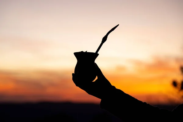 Silhouette Una Mano Che Tiene Una Zucca Yerba Mate Tramonto — Foto Stock