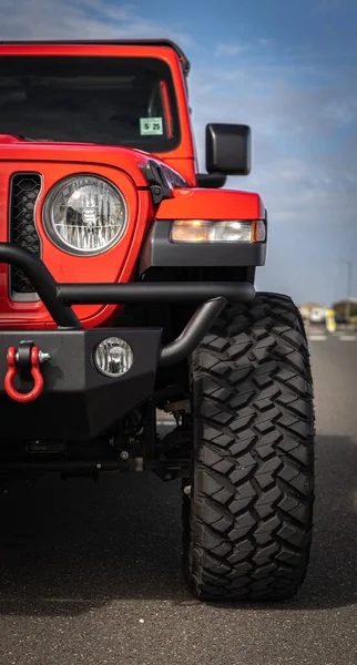 Una Toma Ángulo Bajo Jeep Rojo Conduciendo Ciudad — Foto de Stock